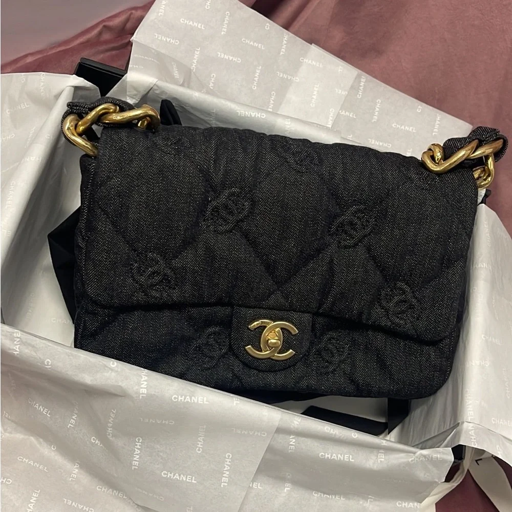 Chanel Black Quilted Shoulder Bag | BRAND NEW NEVER USED - Picture 3 of 3